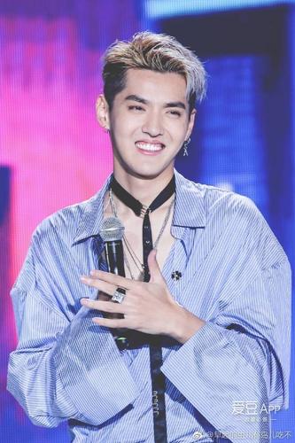 吴亦凡 新闻 微笑看似是最迷人的笑,但是我们亦凡老师有一个招牌的"