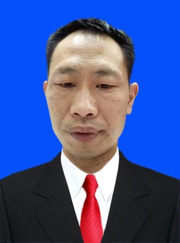 麻烦把这张照片给我制作成证件照,衣服换为西装,背景也换一下.