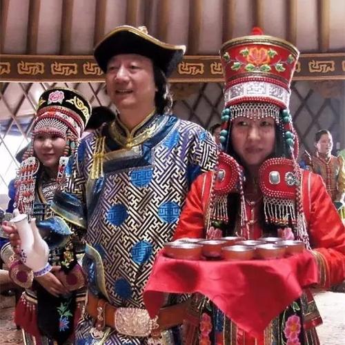 这首歌曲是中国内蒙古的蒙古族民歌,曲风热烈欢快,草原儿女的豪情尽显