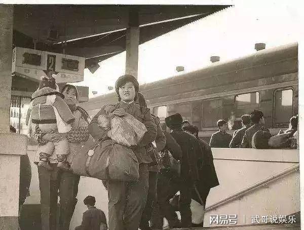 80年代末期,安徽阜阳站春运期间旅客排队上车外出打工上世纪90年代