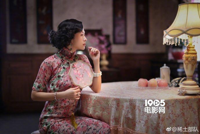 章子怡穿着旗袍优雅高贵,好身材一览无遗;与她对戏的周一围穿着民国