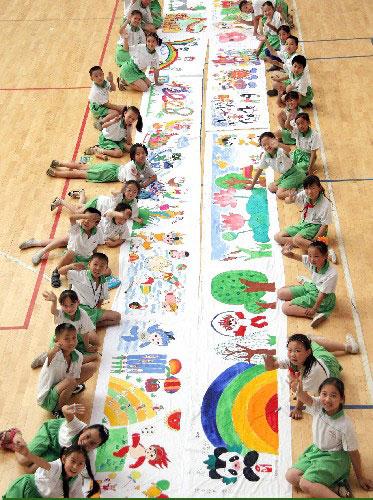 图文-小学生集体创作百米画卷纪念北京申奥成功