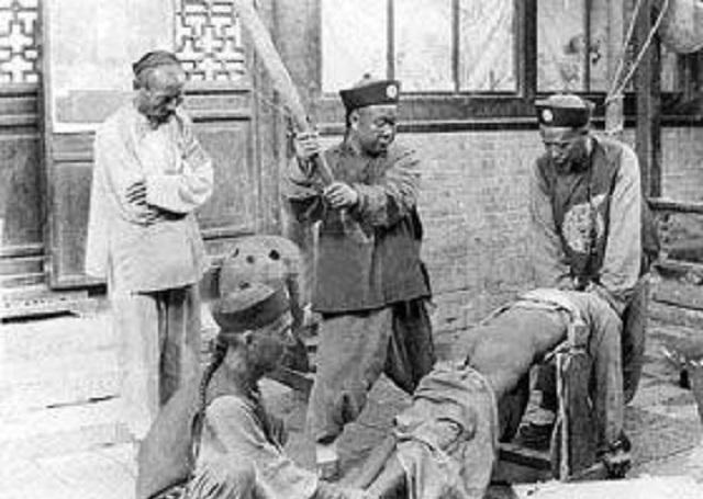 太监们还必须的面对的就是所有人的践踏,大多数太监在手术之后都会落