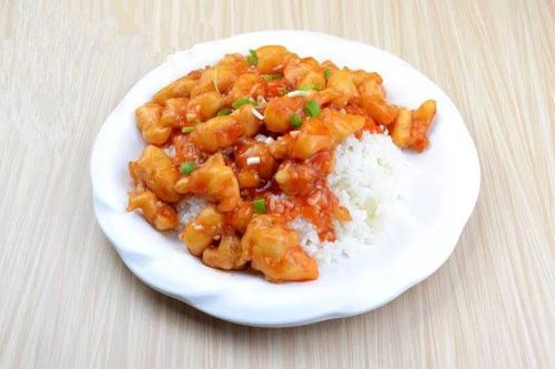 吃起来会没有刚出炉的好吃 主食类 糖醋里脊盖浇饭 但是小港还是喜欢