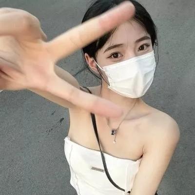 纯欲风女生头像:月光下你温柔的笑容将我融化在你心中