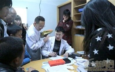 除夕夜,值晚班的急诊外科内,医生杨军面前堆满了厚厚的病历,身边