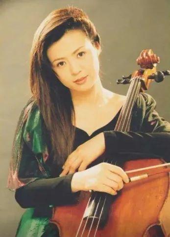 好命的郑艳东:嫁给大20岁三婚王刚,儿子即将继承亿万家产