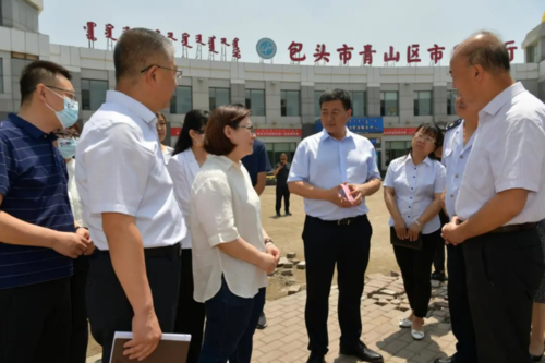 青山区委书记丁凯调研全区优化营商环境工作