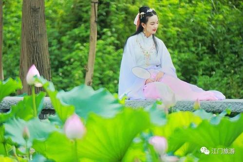 梳着传统发髻,画着复古妆容, 清雅的汉服和高洁