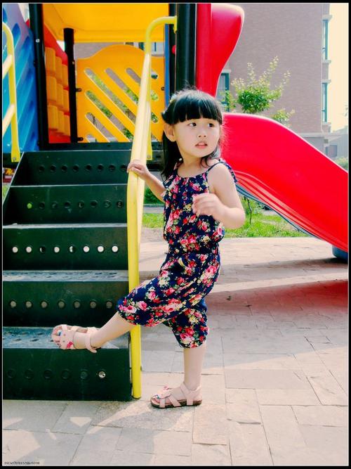 因为气温高达29度,所以给妮妮穿了吊带连体裤,这个发型是周五幼儿园的