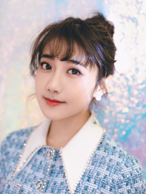 简介:李艺彤清秀养眼写真图片,分享一组李艺彤图片给大家,图中的明星