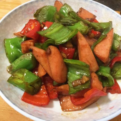  p>尖椒火腿肠的主料是青椒4个,火腿肠2根,属于家常菜系列,荤菜. /p>