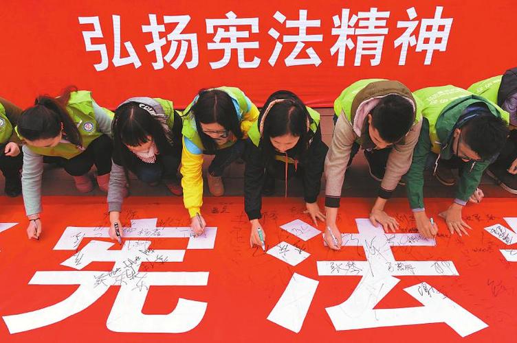 普及宪法知识 "普通话""四川话"一起讲