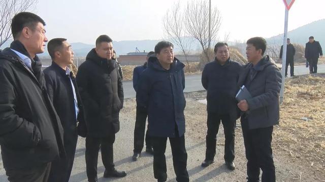 阜蒙县长包峰调研高速卡点疫情防控森林防火高标准农田项目建设等工作