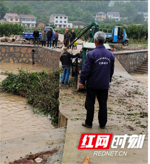慈利县杨柳铺乡荷叶村洞湾小桥的洞眼已全部被上流洪水冲下来的树枝