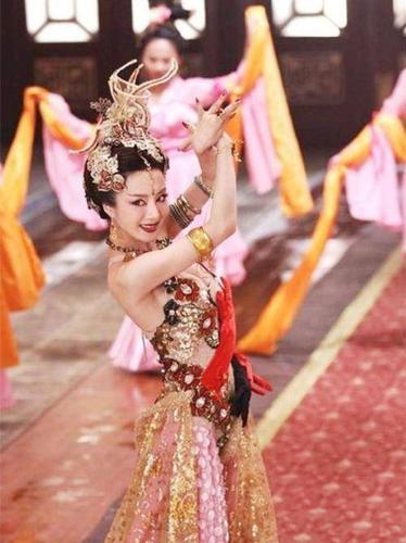 还是妆容服饰都很性感妖艳,在那个ps还没那么流行的时代,算是倾国倾城