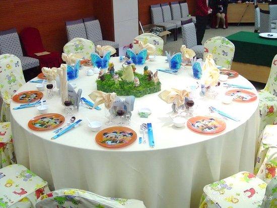  p>摆台是把各种餐具按要求摆放在餐桌上.