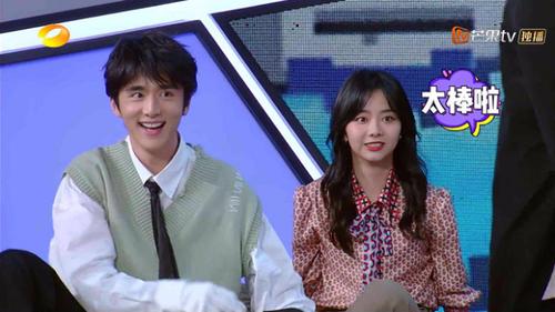 《快本》谭松韵坐滑板撞到张新成,谁发现张新成的举动