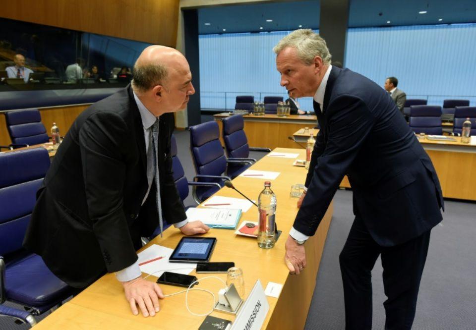 事务专员皮埃尔·莫斯科维奇和法国财政部长布鲁诺·勒梅尔(右)交谈