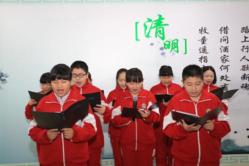 呼家楼中学的学生们上台朗诵了《清明》,《清明九樽赋》