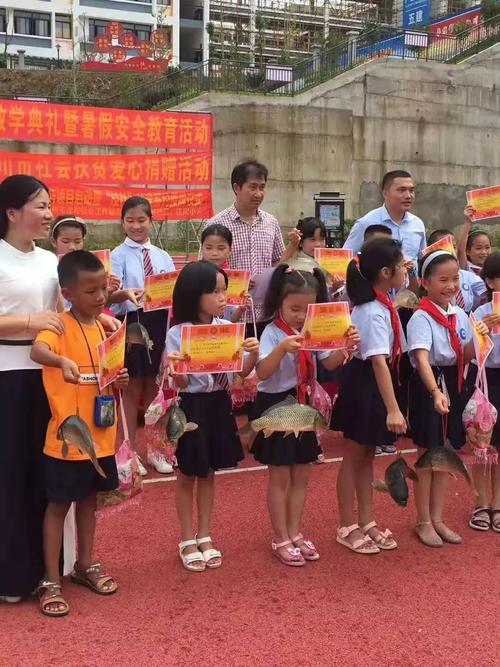【随拍三江】 江川小学期末奖励竟然是鲤鱼!