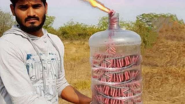 老外作死点燃1000响鞭炮,并放入水桶,6秒后意外发生了!