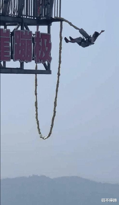 国庆节上巨石山玩了一次蹦极紧张又刺激心脏不好的千万别模仿