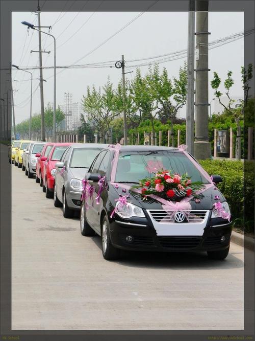 菠萝派派友的婚车准备出发接新娘