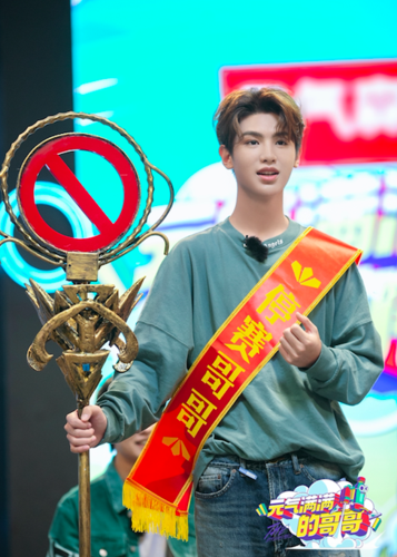 《元气满满的哥哥》3万平米冰雪城捉迷藏 杨洋黄明昊出奇招智斗胡军队