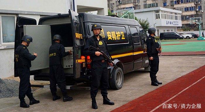 优质回答   当地时间8月28日,里昂一辆运钞车刚出法兰西银行就被劫走