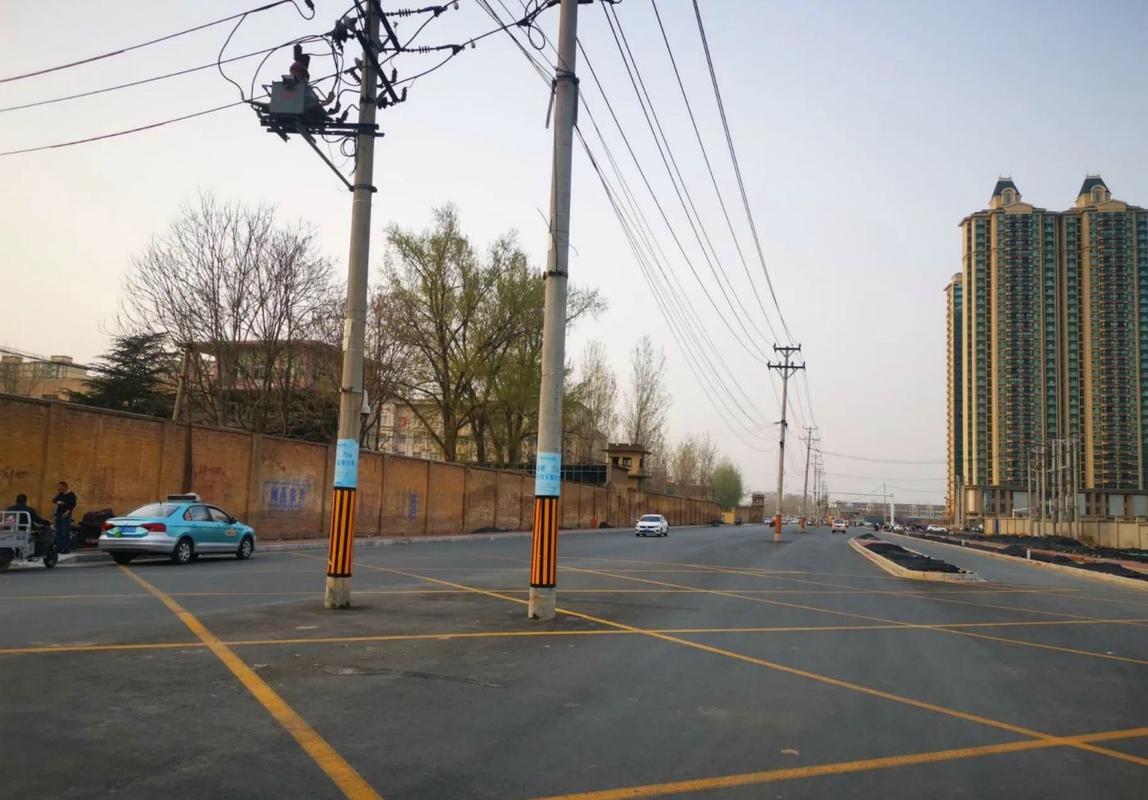 马路中间的电线杆子啥时候移走?