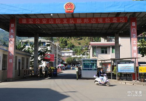 那邦口岸为国家二级口岸,两国边民凭有效证件可以自由来往