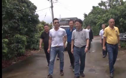 香港著名影视明星吕良伟回廉江啦盛赞廉江规划建设大气魄有远见