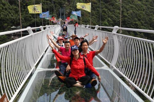 玻璃栈道上寻刺激 写美篇 昨天再次随同县徐霞客研究会走进梁皇山景区
