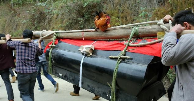 贵州深山人的葬礼:一副棺材12个人抬,一只大公鸡来引路