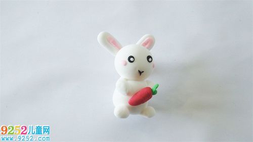 最后再用红色与绿色粘土做出被兔子抱起来的胡萝卜,可爱的小兔子就做