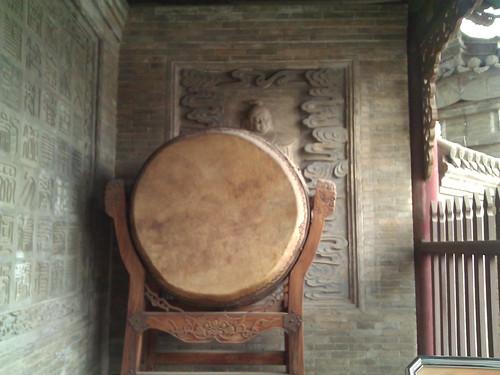  p>鸣冤鼓乃古代衙们中的设施,又叫喊冤鼓.