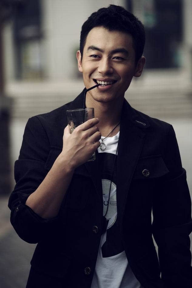 1984年4月21日出生于江苏省盐城市亭湖区,中国内地影视男演员,毕业于