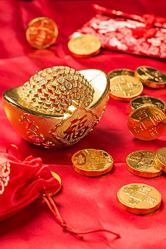 金元宝,金币,存钱罐和对联