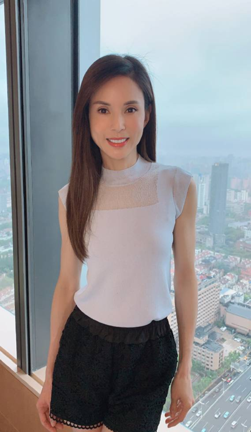 最美"小龙女"李若彤,54岁谈人生,不结婚一样活得漂亮