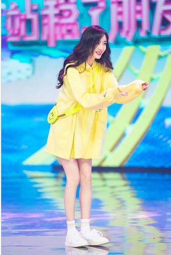 杨幂真的好会穿搭,穿黄色卫衣大玩下衣失踪,腿型好羡慕啊