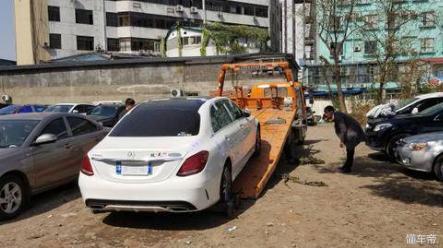 据《河南商报》报道,3月14日晚,车主薛立山驾驶奔驰c200l轿车,在高速