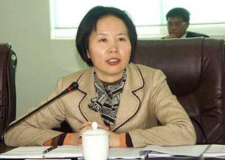 77 佛山市副市长麦洁华:很会搭配衣服的颜色和配件,常常在严肃装扮的