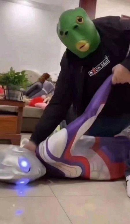这个鱼头人也是非常的搞笑还有欢乐,在这里的奥特曼也有被怪兽打败的