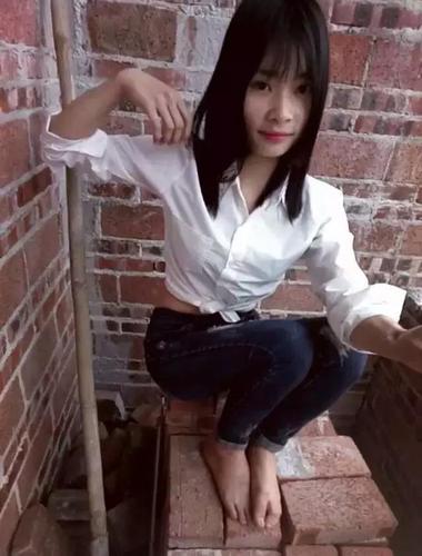 妹子,光着脚不怕扎脚么