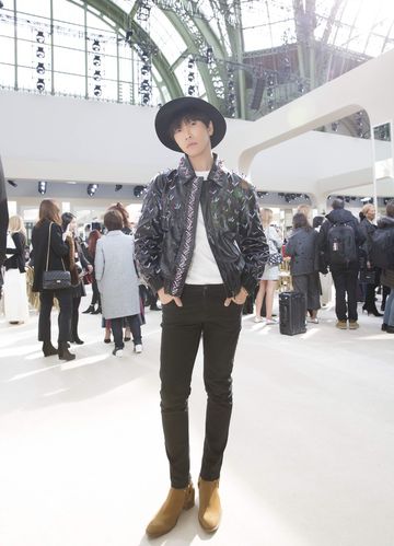 黑夹克配小挎包 韩火火现身2017春夏巴黎时装周chanel