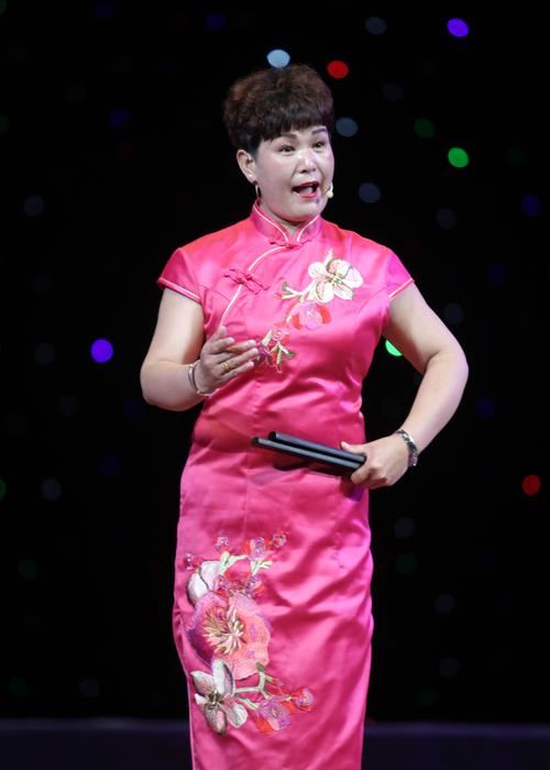长子鼓书金镖记和抢毡帽等节目在潞州剧院表演