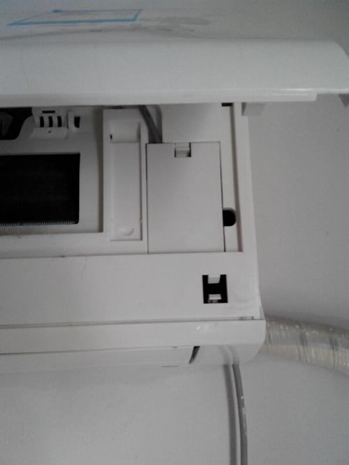 美的空调 应急开关在哪