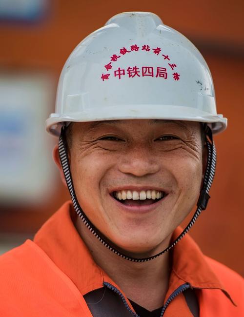 《笑脸》工人们在小憩时对着摄影师的镜头微笑.