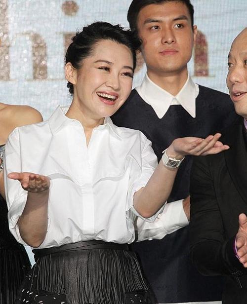 49岁许晴近照,和相差16岁的胡歌站在一起,竟然有cp感!